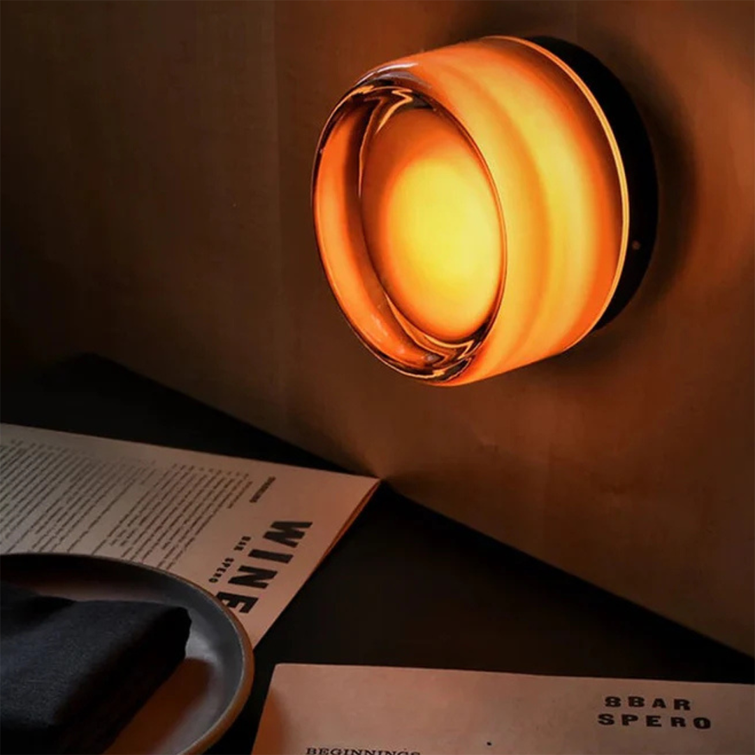 Moderne væglampe med struktureret diffuser