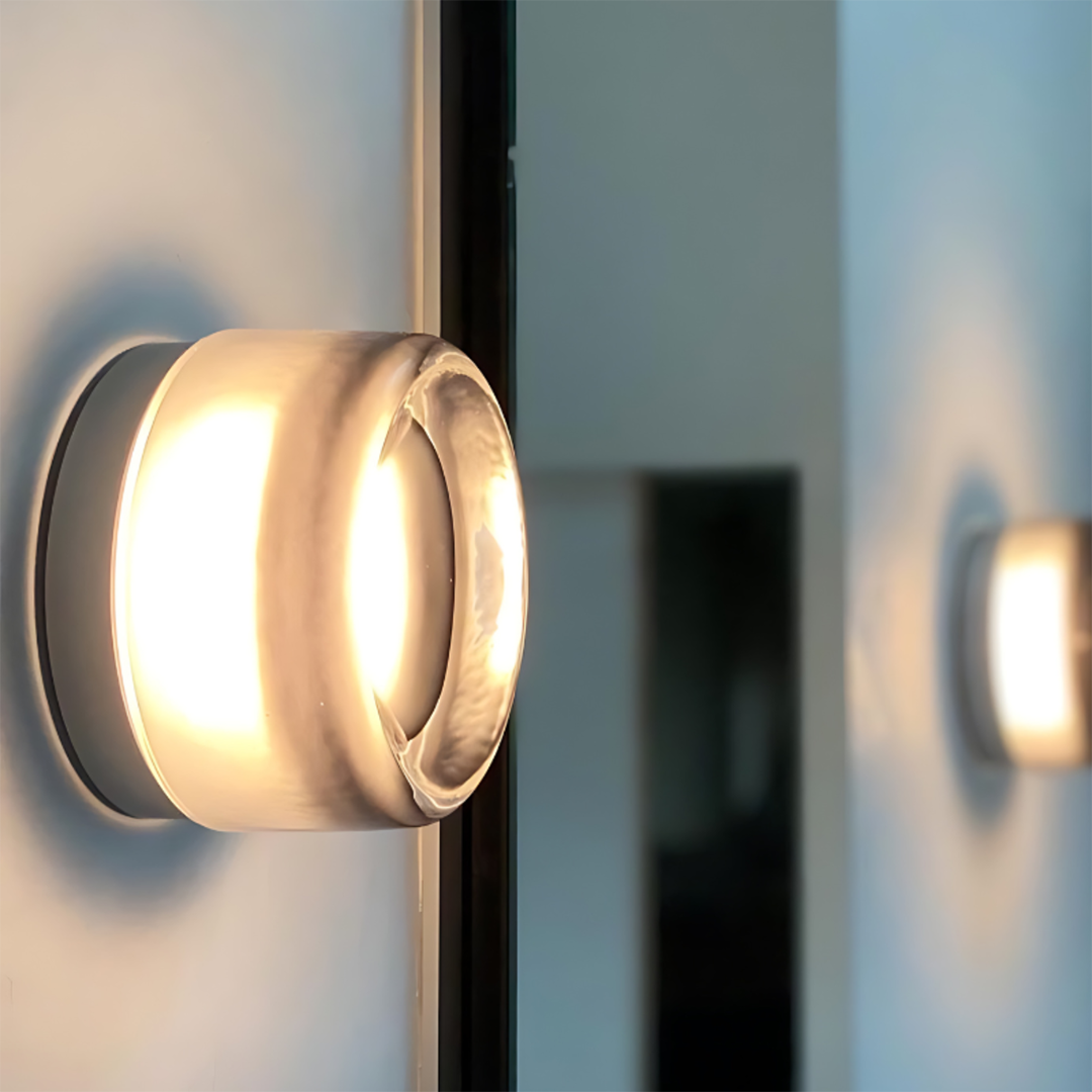 Moderne væglampe med struktureret diffuser