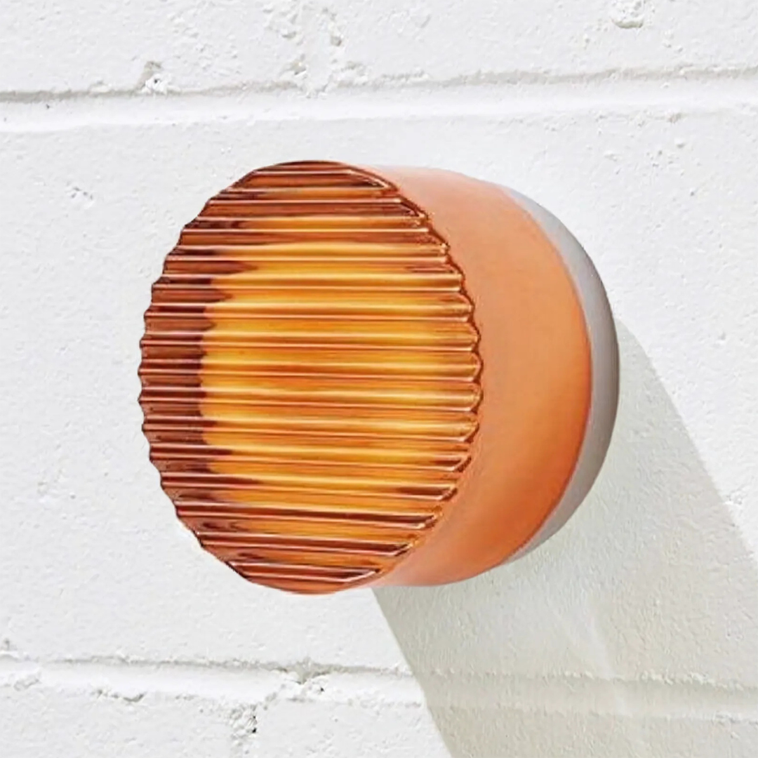 Moderne væglampe med struktureret diffuser