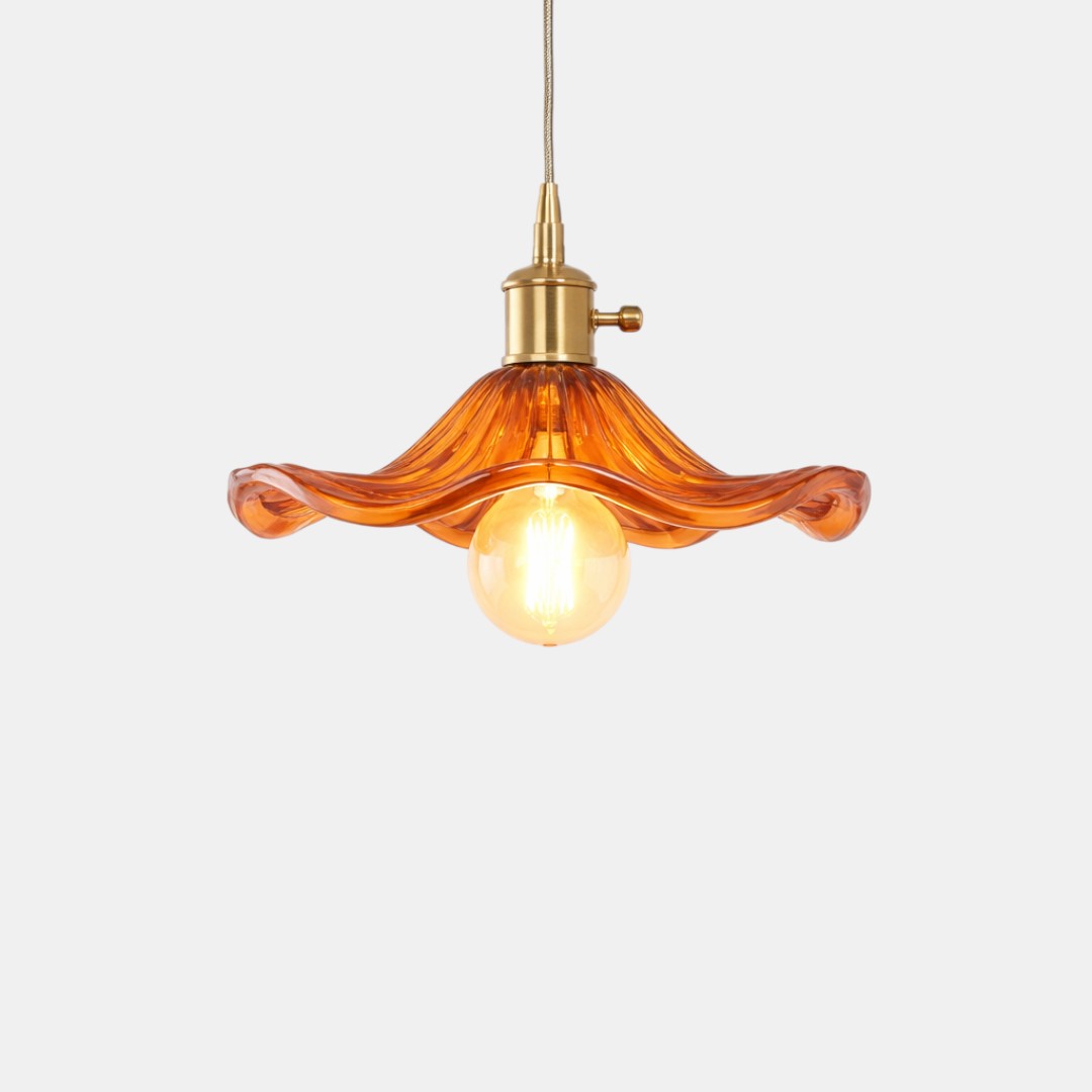 Glaspendel – blomsterdesign med messingdetaljer og justerbar ledning