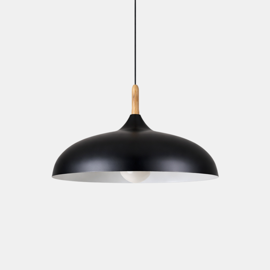 Pendellampe i egetræ og metal – skandinavisk minimalistisk design