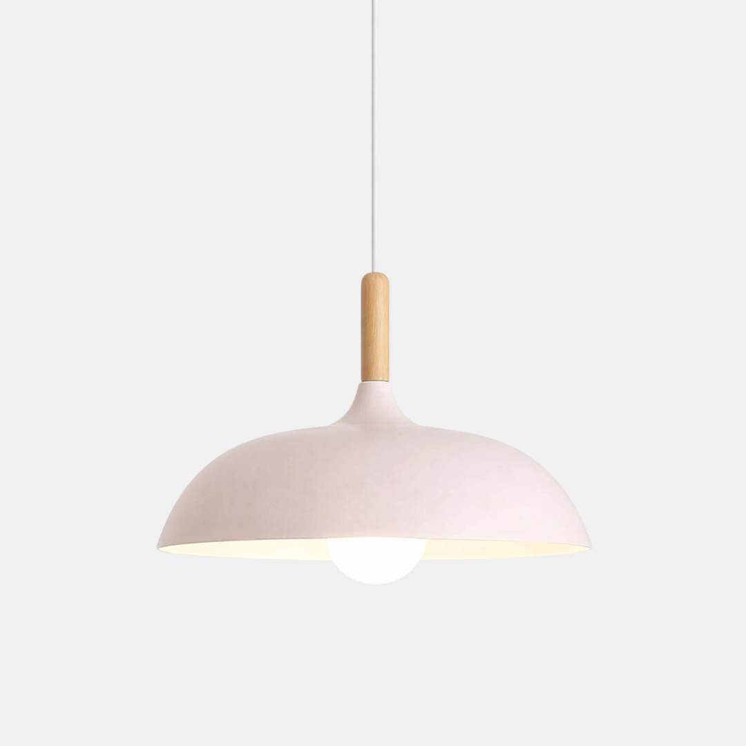 Pendellampe i egetræ og metal – skandinavisk minimalistisk design