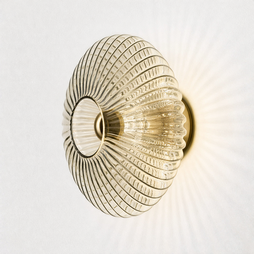 Væglampe i rillet glas – blød stemningsbelysning