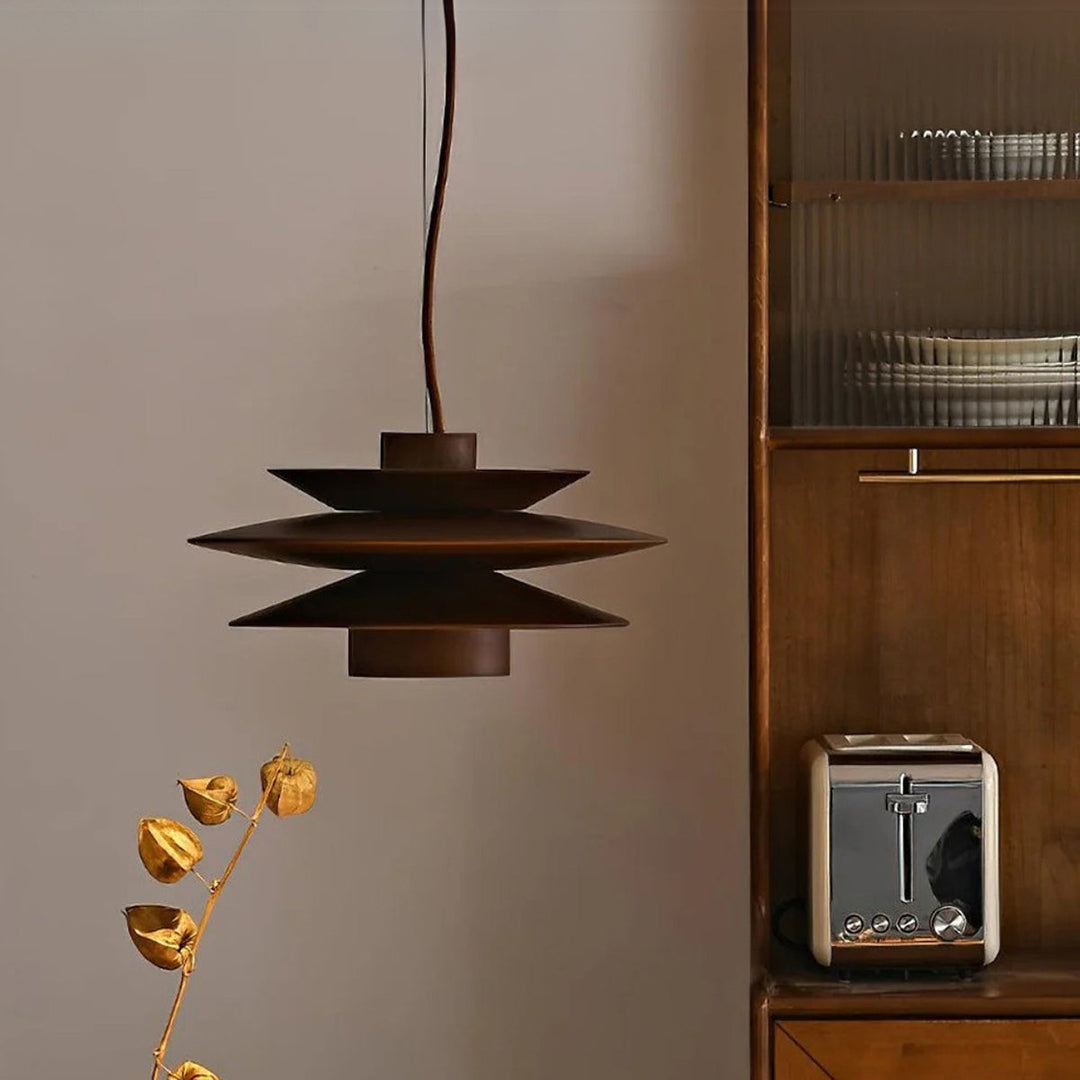 Pendellampe i træ – lagdelt moderne design