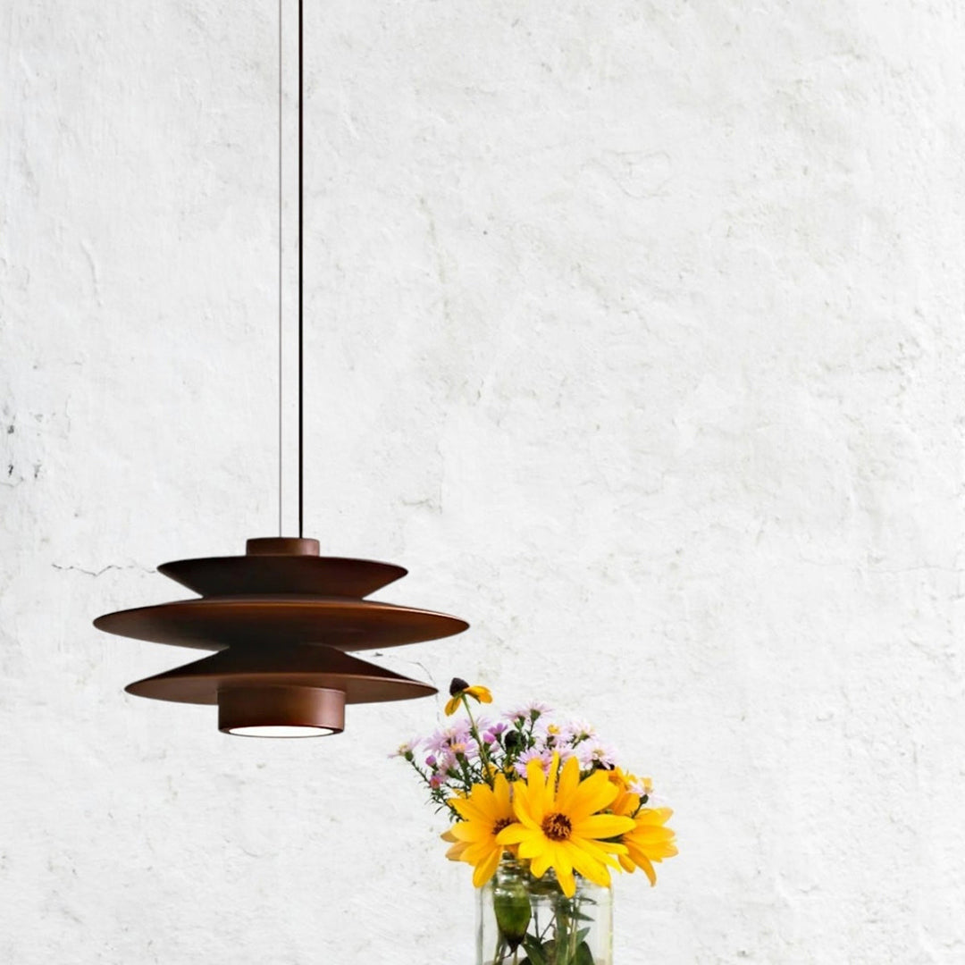 Pendellampe i træ – lagdelt moderne design