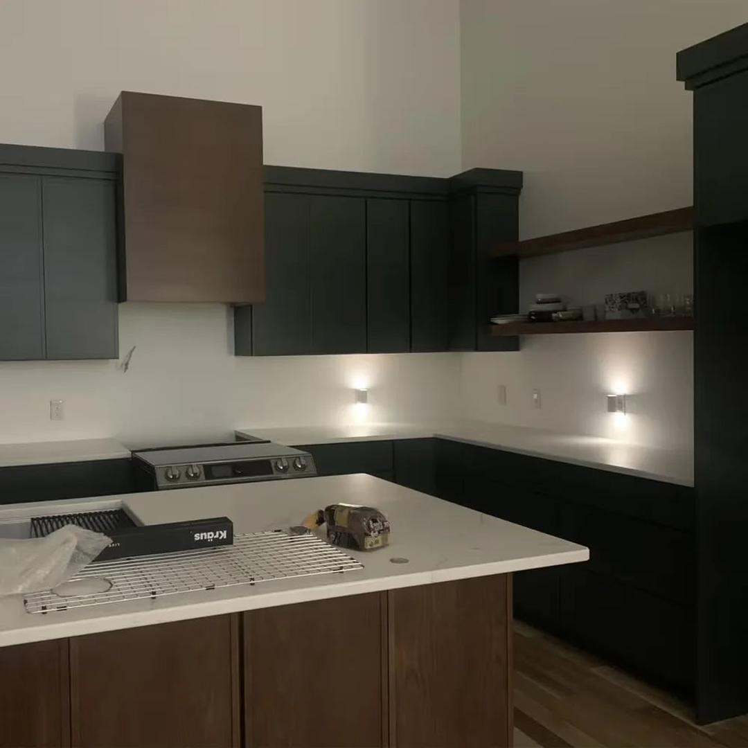 Metallisk LED væglampe med stik – justerbar lysstyrke og sensor