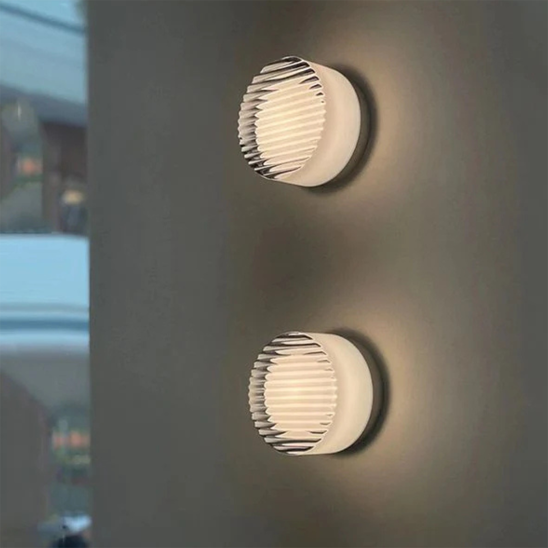 Moderne væglampe med struktureret diffuser