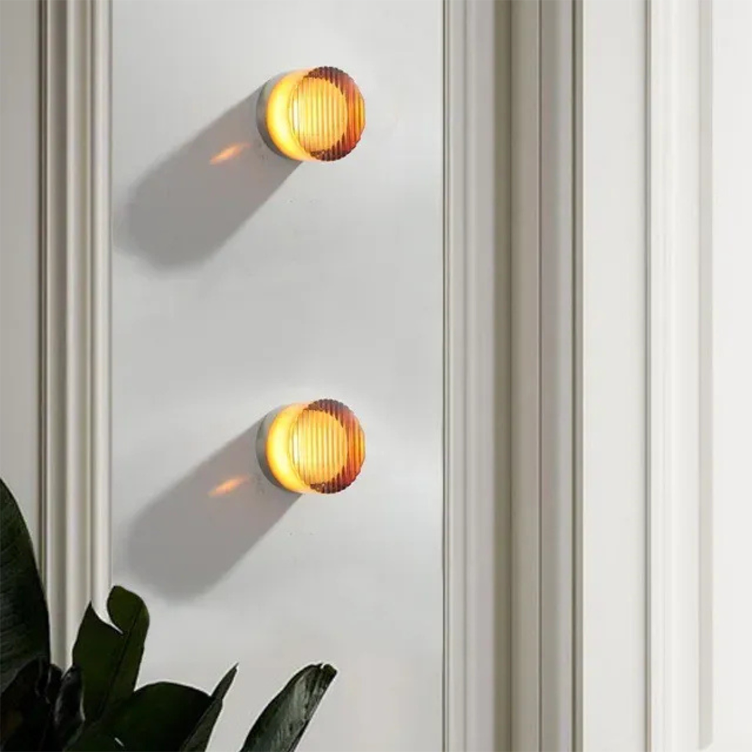 Moderne væglampe med struktureret diffuser