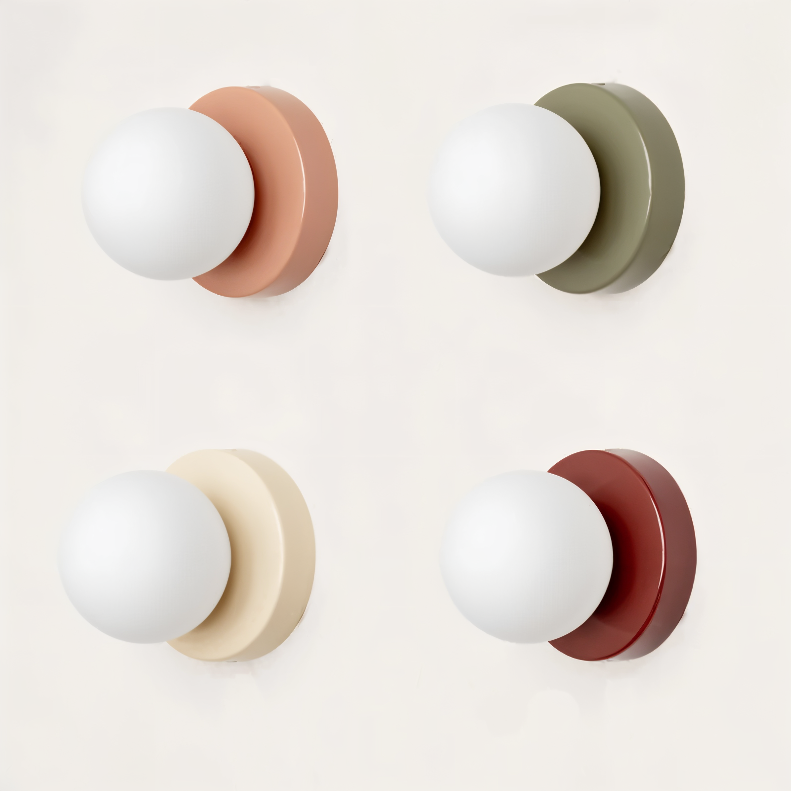 Væglampe med glaskugle og metalbagplade – moderne design