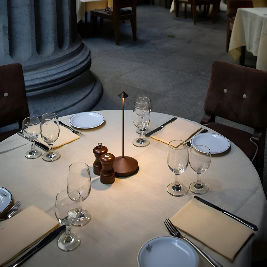 Bærbar LED bordlampe – touch-betjening og moderne design