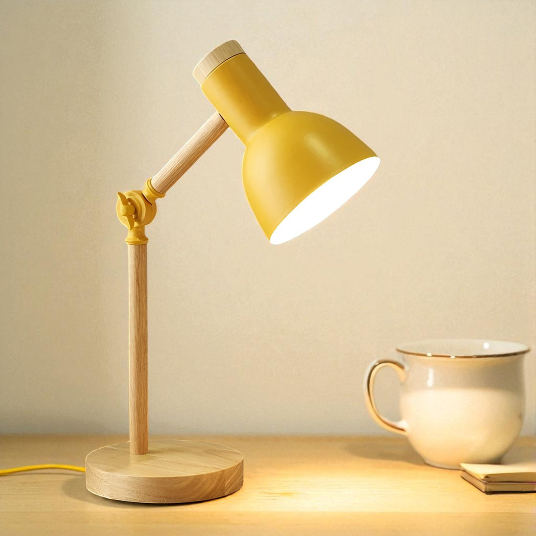 Træ LED Bordlampe I Skandinavisk Indretningsdesign