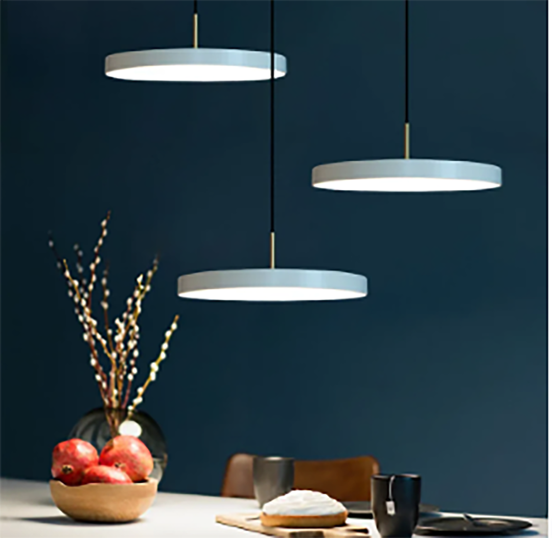 Metallisk pendellampe – skandinavisk minimalistisk design