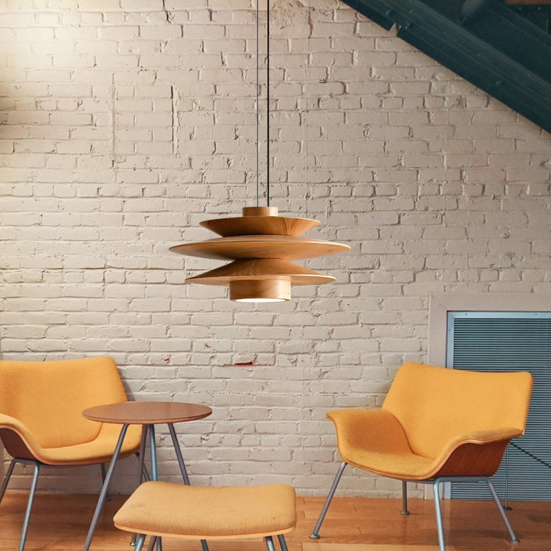 Pendellampe i træ – lagdelt moderne design