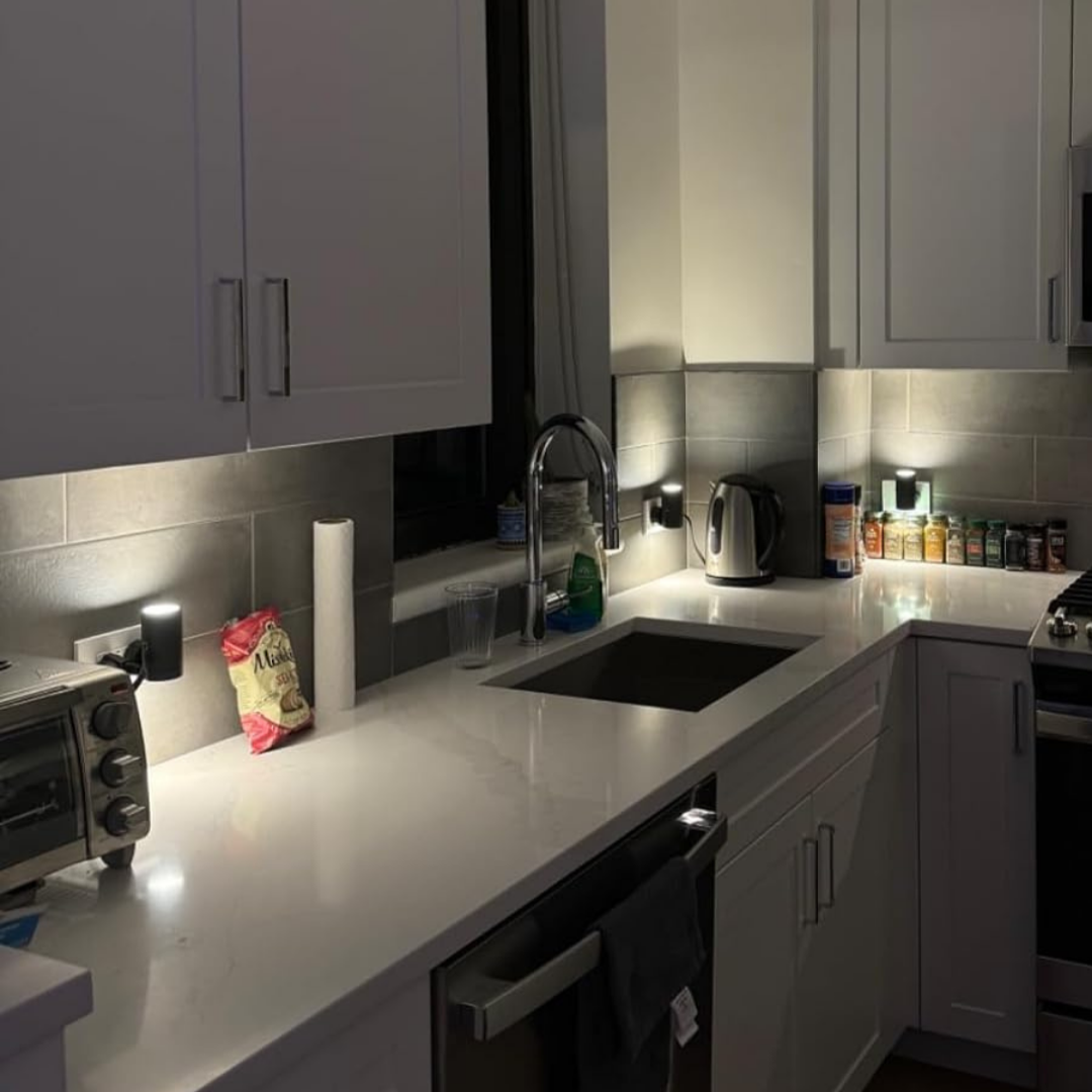 Metallisk LED væglampe med stik – justerbar lysstyrke og sensor