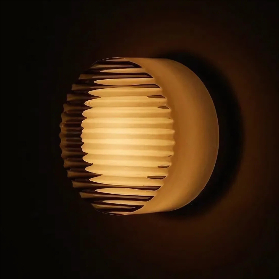 Moderne væglampe med struktureret diffuser