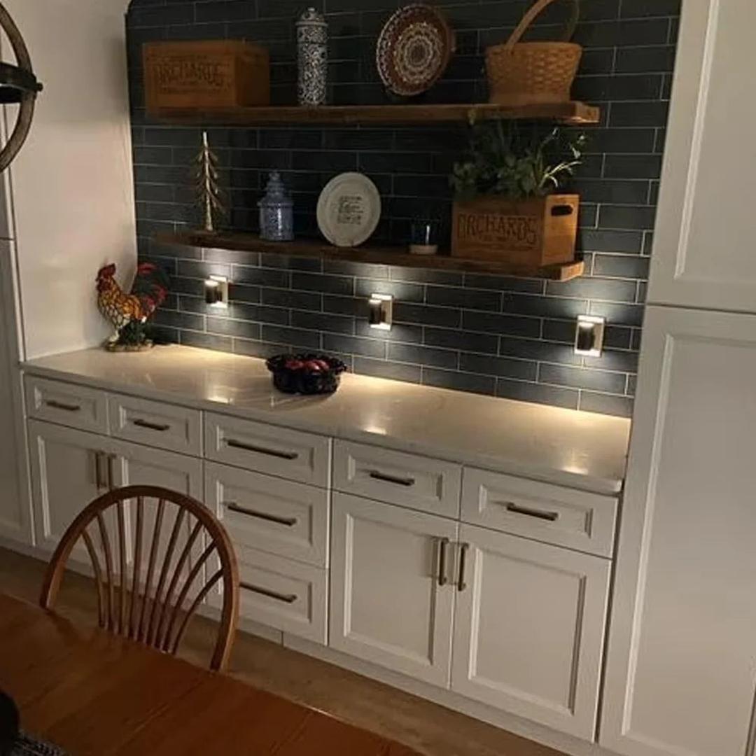 Metallisk LED væglampe med stik – justerbar lysstyrke og sensor