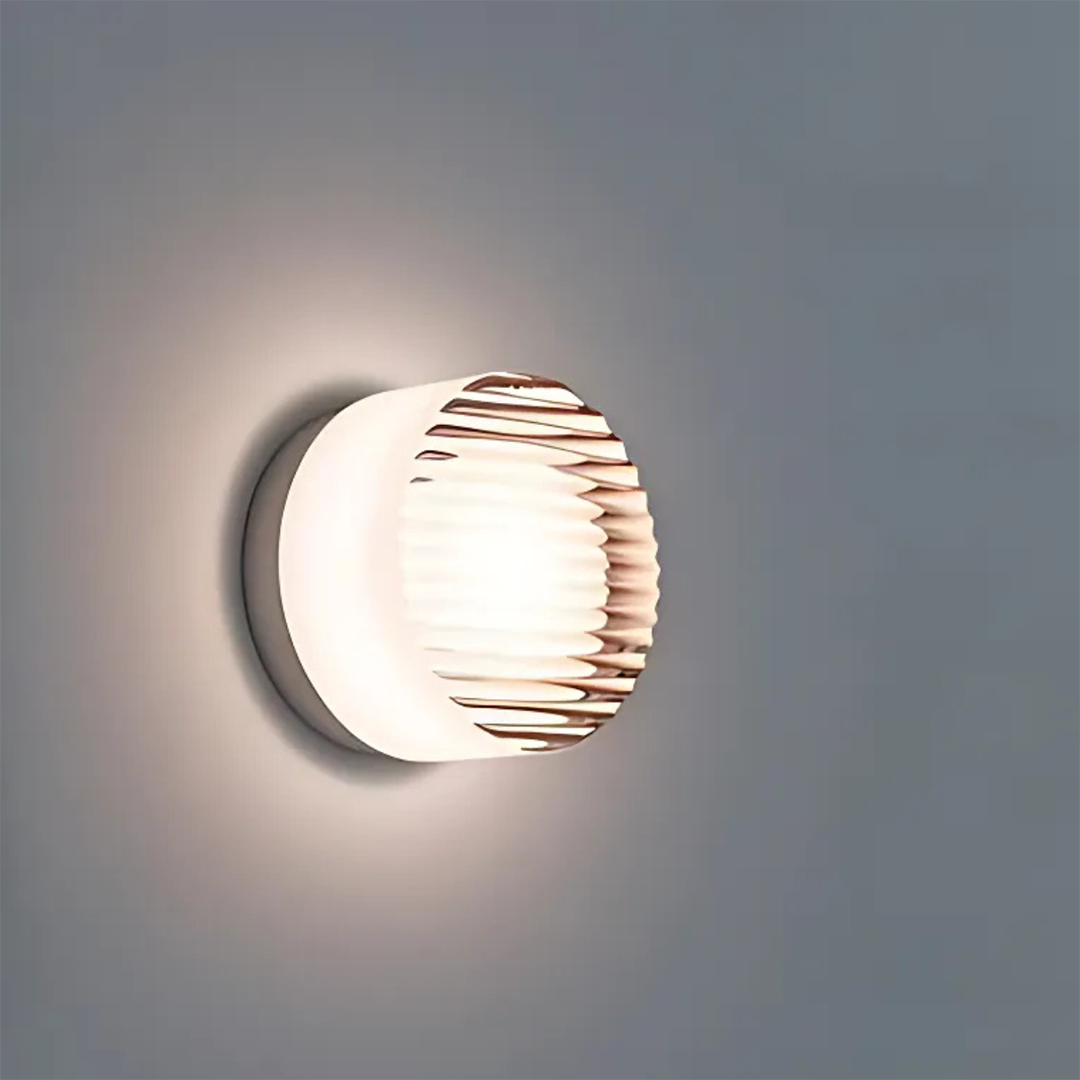 Moderne væglampe med struktureret diffuser