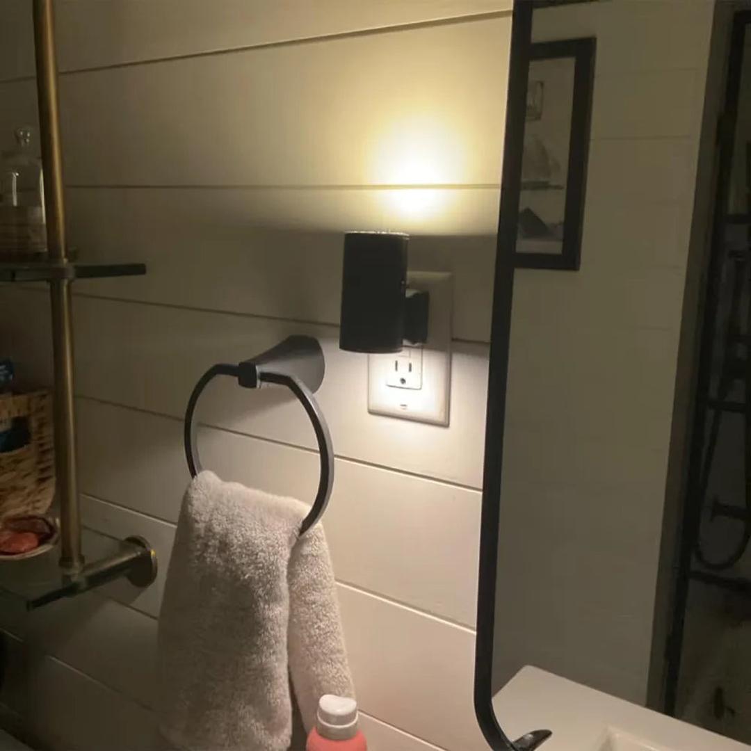 Metallisk LED væglampe med stik – justerbar lysstyrke og sensor