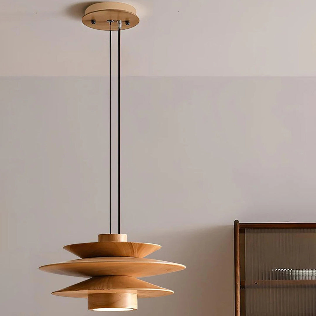 Pendellampe i træ – lagdelt moderne design