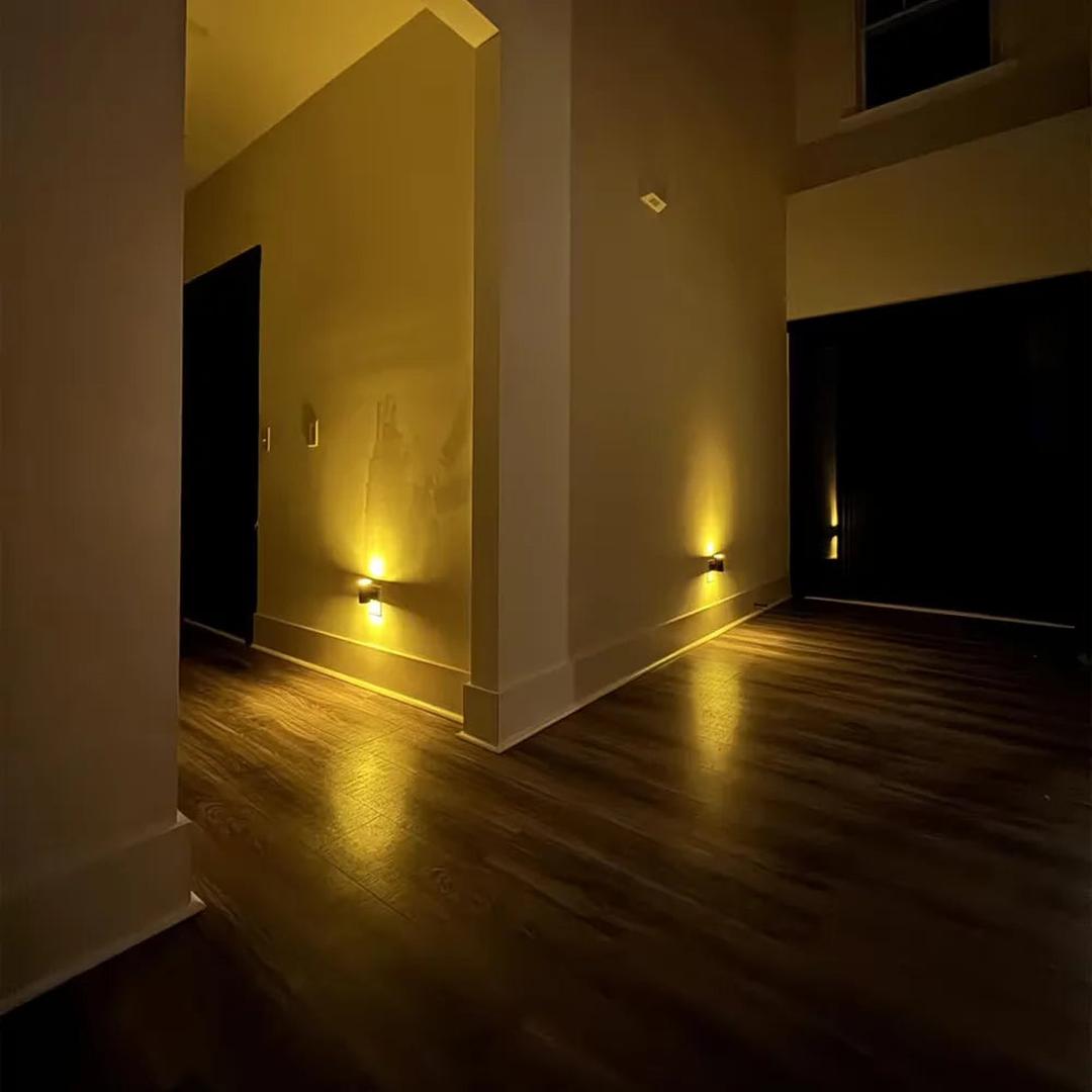 Metallisk LED væglampe med stik – justerbar lysstyrke og sensor