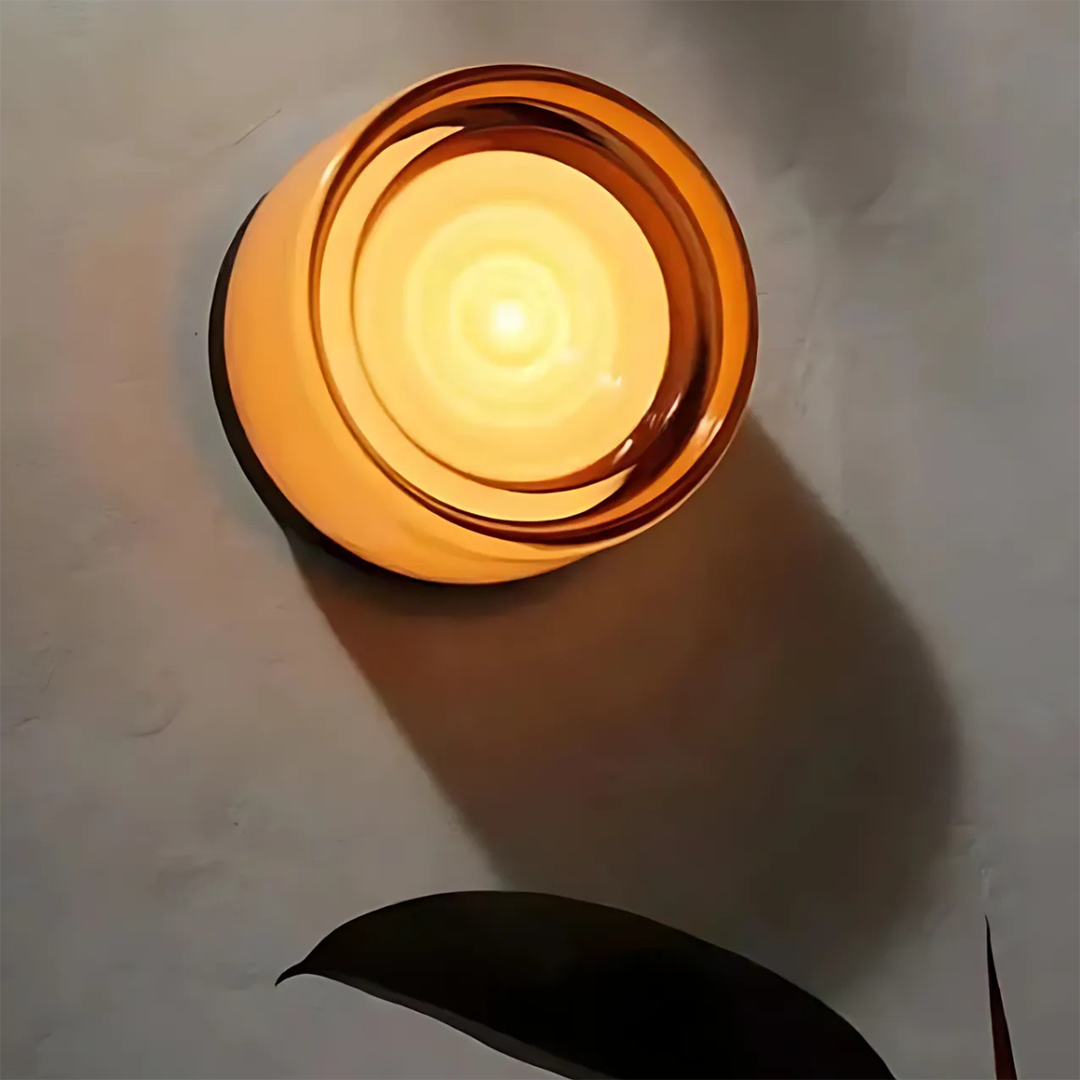 Moderne væglampe med struktureret diffuser