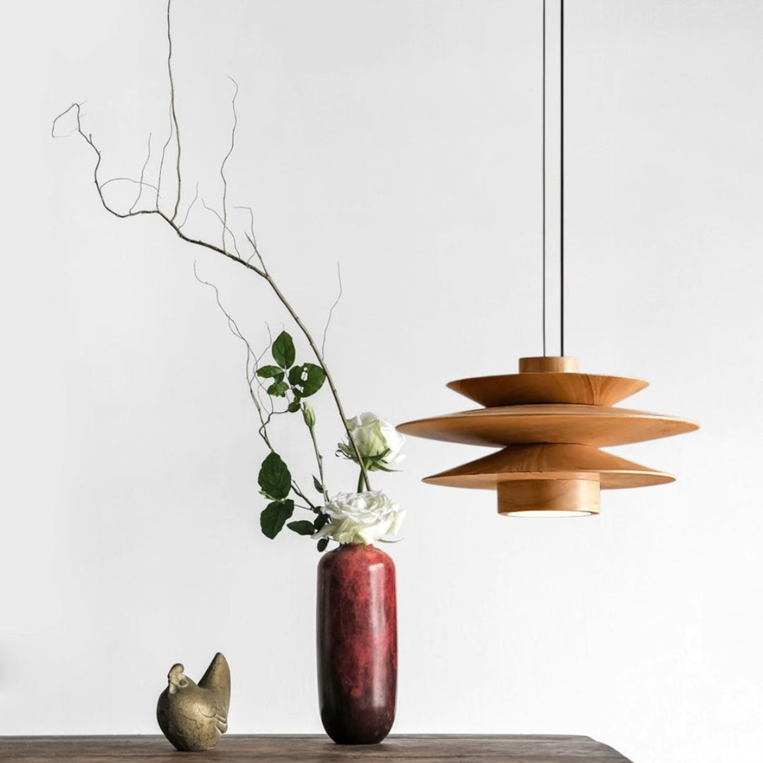 Pendellampe i træ – lagdelt moderne design