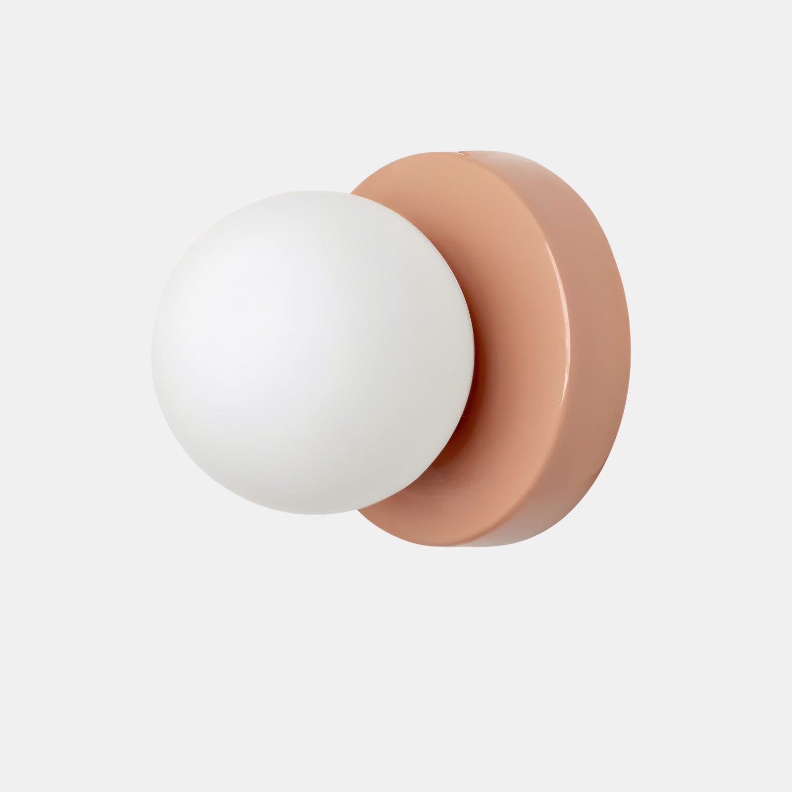 Væglampe med glaskugle og metalbagplade – moderne design