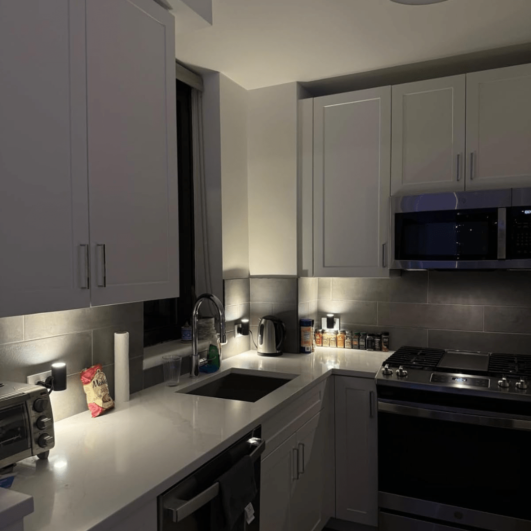 Metallisk LED væglampe med stik – justerbar lysstyrke og sensor