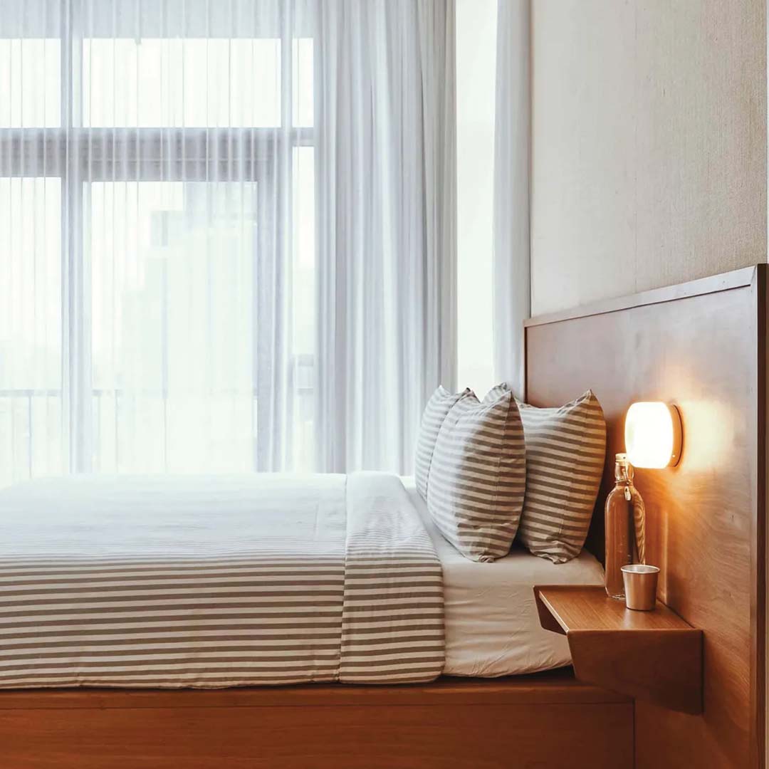 LED væglampe i akryl og aluminium – varmt rundt minimalistisk lys