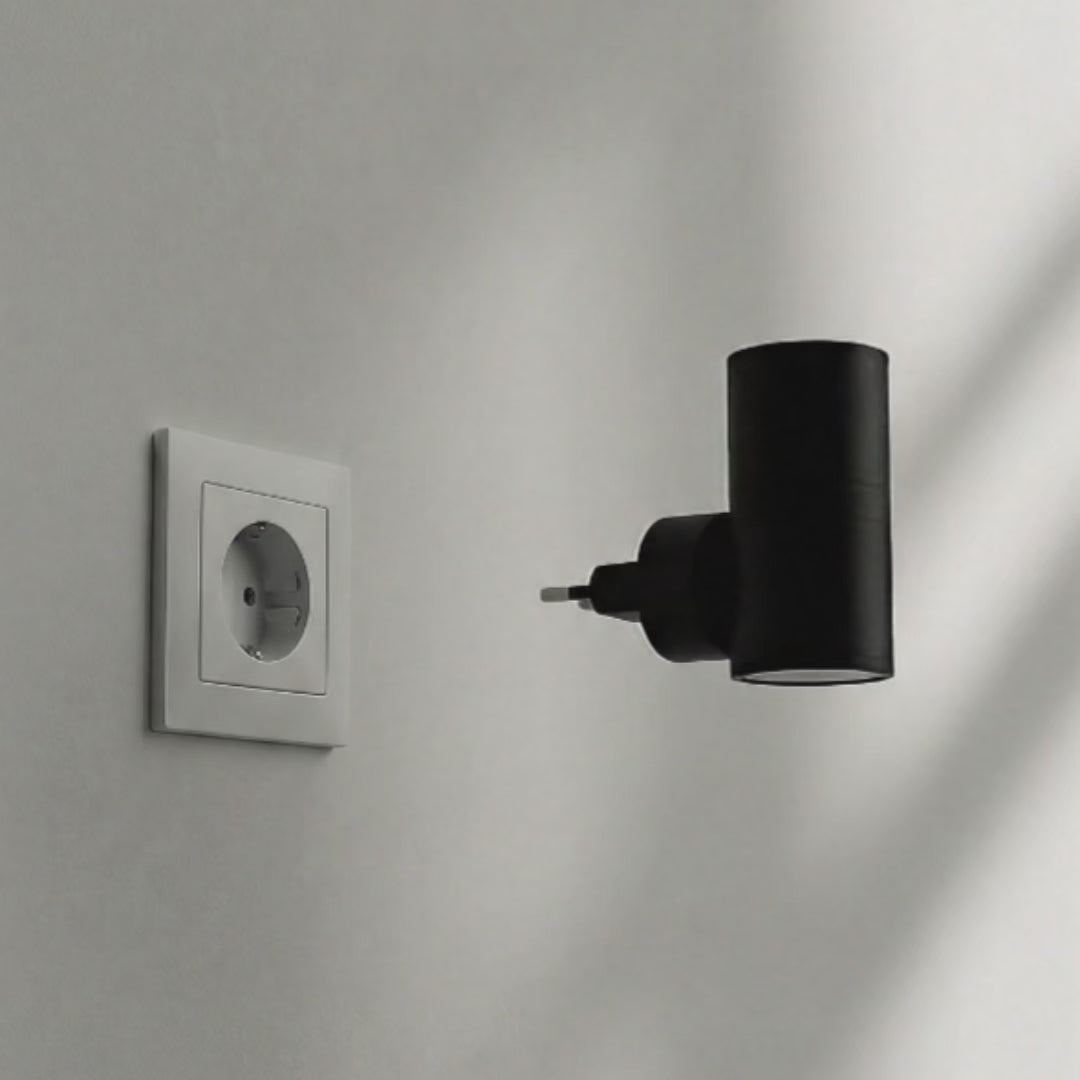 Metallisk LED væglampe med stik – justerbar lysstyrke og sensor